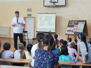 "INTERESUJĘ SIĘ HISTORIĄ"