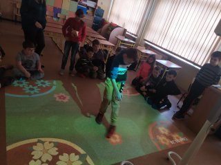Zajęcia edukacyjne z użyciem podłogi interaktywnej