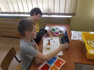 Lekcja robotyki i programowania w ramach projektu