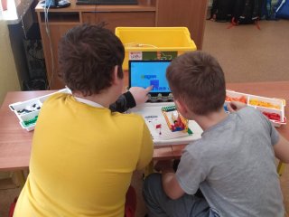 Lekcja robotyki i programowania w ramach projektu