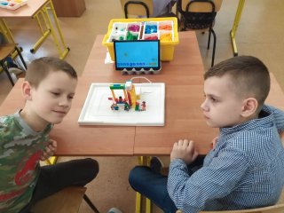 Lekcja robotyki i programowania w ramach projektu