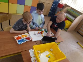 Lekcja robotyki i programowania w ramach projektu