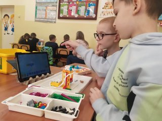 Lekcja robotyki i programowania w ramach projektu