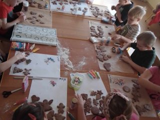 Pieczenie świątecznych pierniczków w oddziale przedszkolnym