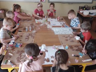 Pieczenie świątecznych pierniczków w oddziale przedszkolnym