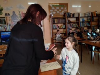 Pasowanie na Czytelnika – pierwszoklasiści wkraczają w świat książek