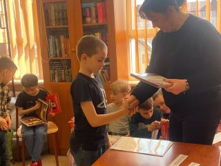 Pasowanie na Czytelnika – pierwszoklasiści wkraczają w świat książek