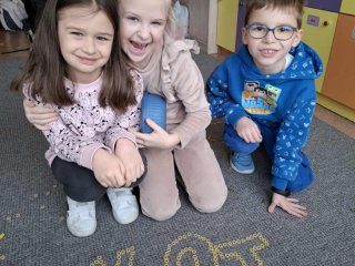 KLASA 1A REALIZUJE KOLEJNE ZADANIE PROJEKTU „LITERKI W AKCJI”