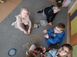 KLASA 1A REALIZUJE KOLEJNE ZADANIE PROJEKTU „LITERKI W AKCJI”