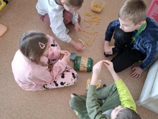 KLASA 1A REALIZUJE KOLEJNE ZADANIE PROJEKTU „LITERKI W AKCJI”