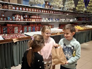 WYCIECZKA KLAS 1A I 3C DO MUZEUM BOMBKI CHOINKOWEJ W NOWEJ DĘBIE