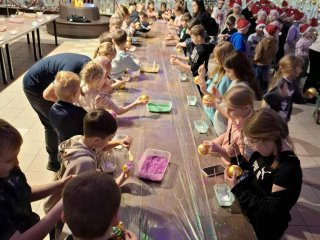 WYCIECZKA KLAS 1A I 3C DO MUZEUM BOMBKI CHOINKOWEJ W NOWEJ DĘBIE