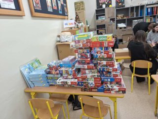 Mikołajkowa Loteria Fantowa na rzecz Adama Iwanejko – wspólnie pomagamy i dzielimy się dobrem