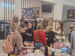 Mikołajkowa Loteria Fantowa na rzecz Adama Iwanejko – wspólnie pomagamy i dzielimy się dobrem