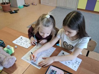 Kolorowe litery – nauka przez kreatywną zabawę