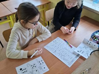 Kolorowe litery – nauka przez kreatywną zabawę