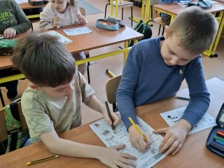 Kolorowe litery – nauka przez kreatywną zabawę