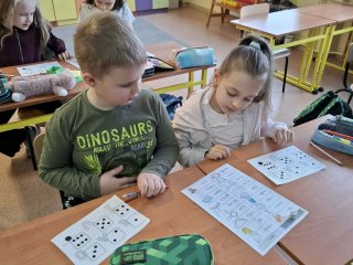 Kolorowe litery – nauka przez kreatywną zabawę