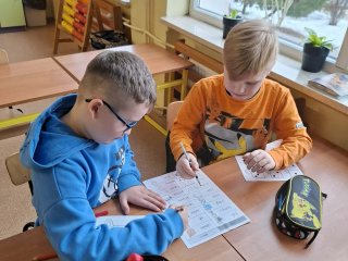 Kolorowe litery – nauka przez kreatywną zabawę